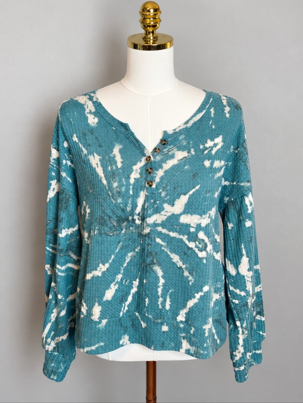 True Craft Medium Teal Tie Dye Waffle Knit Henley Long Sleeve Top